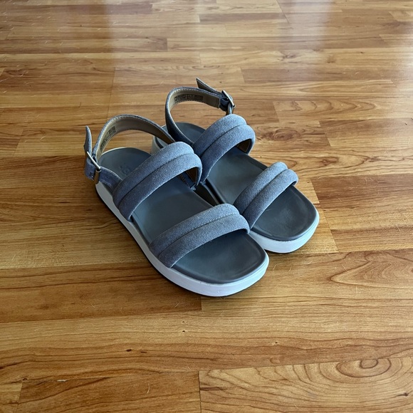 UGG Lynnden Platform Ankle Strap Sandals - Picture 3 of 11